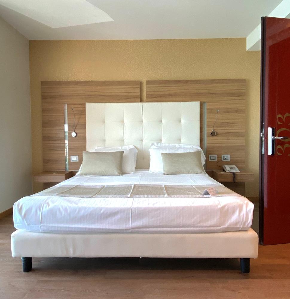 Kriss Internazionale Hotel Bardolino Ngoại thất bức ảnh
