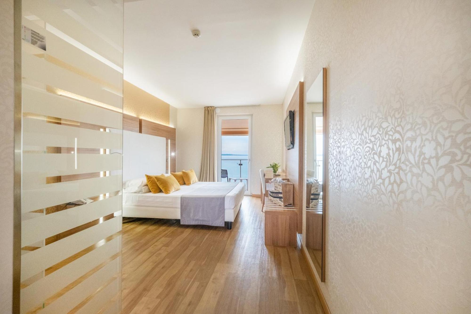 Kriss Internazionale Hotel Bardolino Ngoại thất bức ảnh