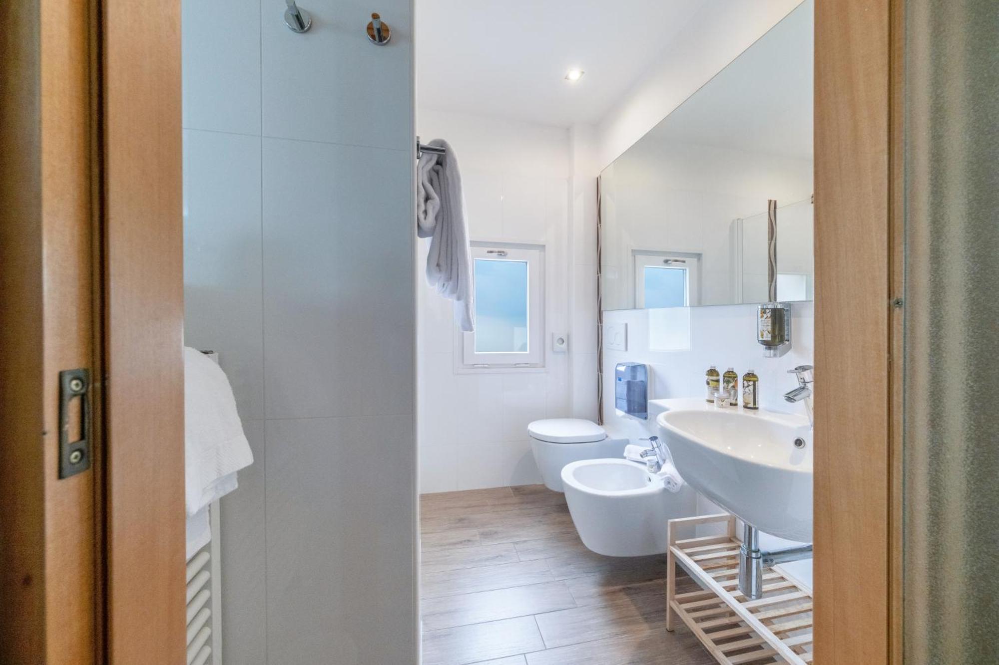 Kriss Internazionale Hotel Bardolino Ngoại thất bức ảnh