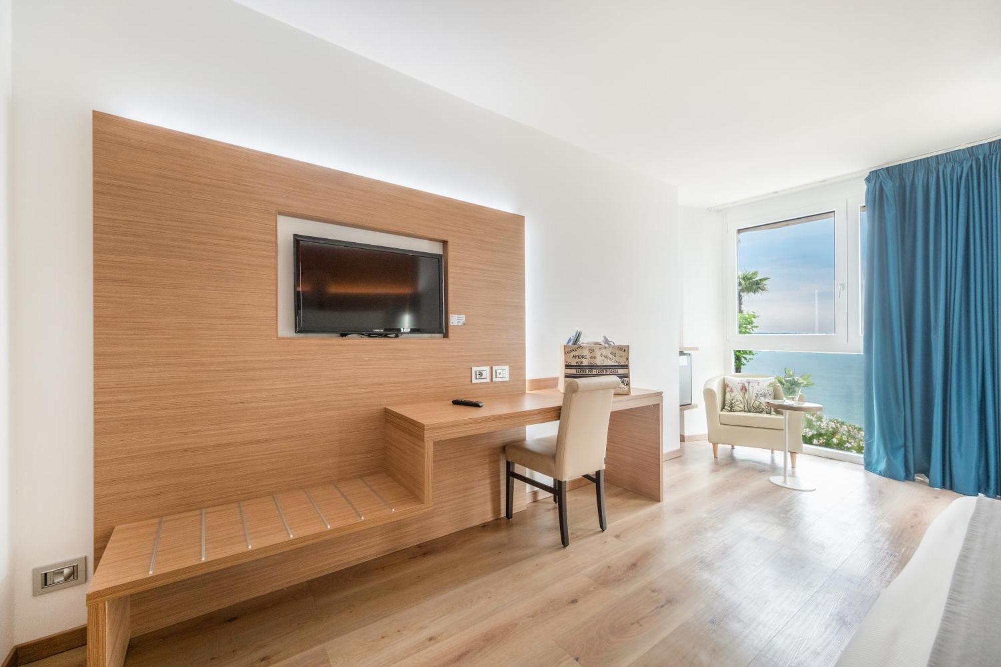 Kriss Internazionale Hotel Bardolino Ngoại thất bức ảnh
