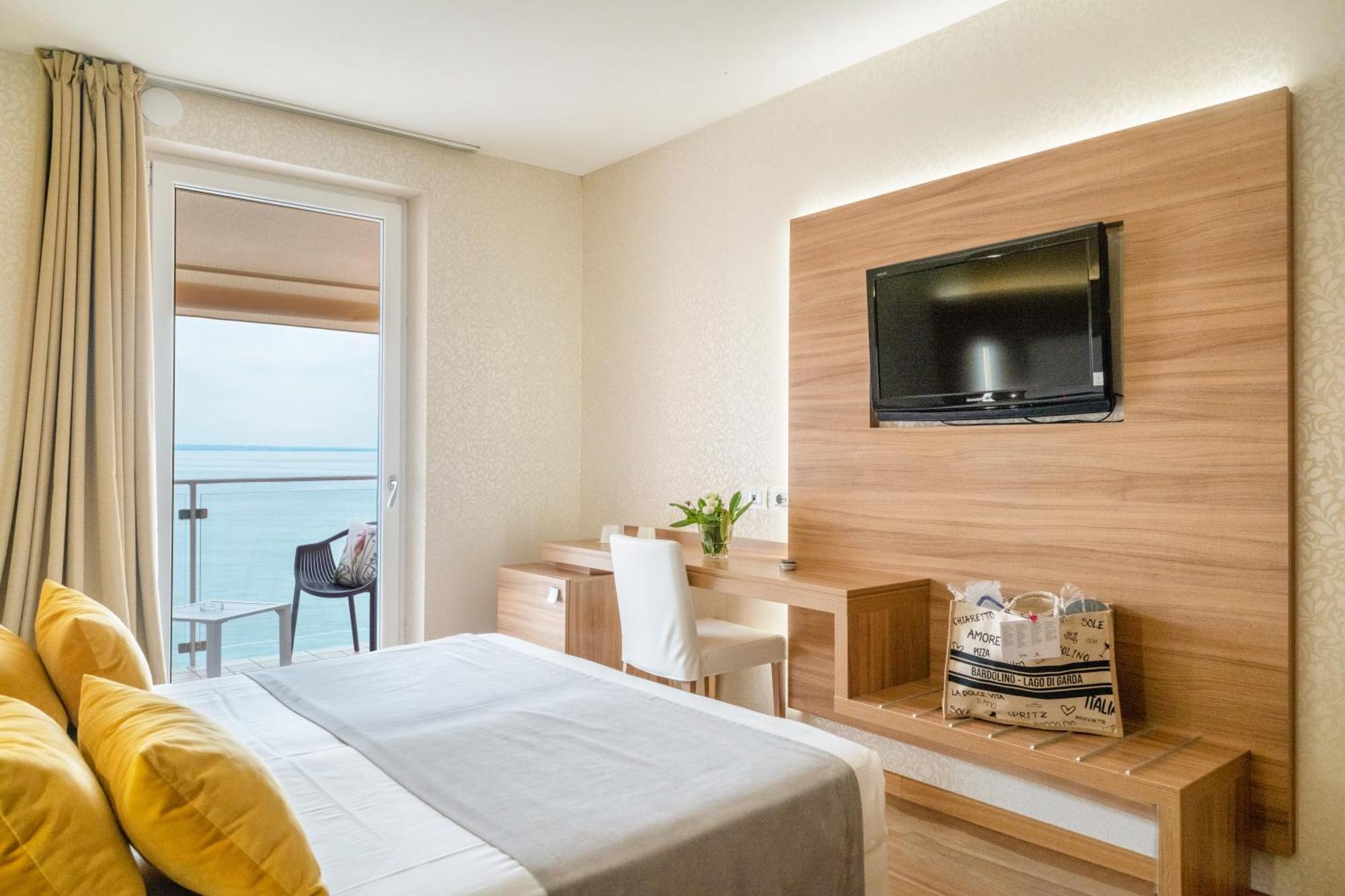 Kriss Internazionale Hotel Bardolino Ngoại thất bức ảnh