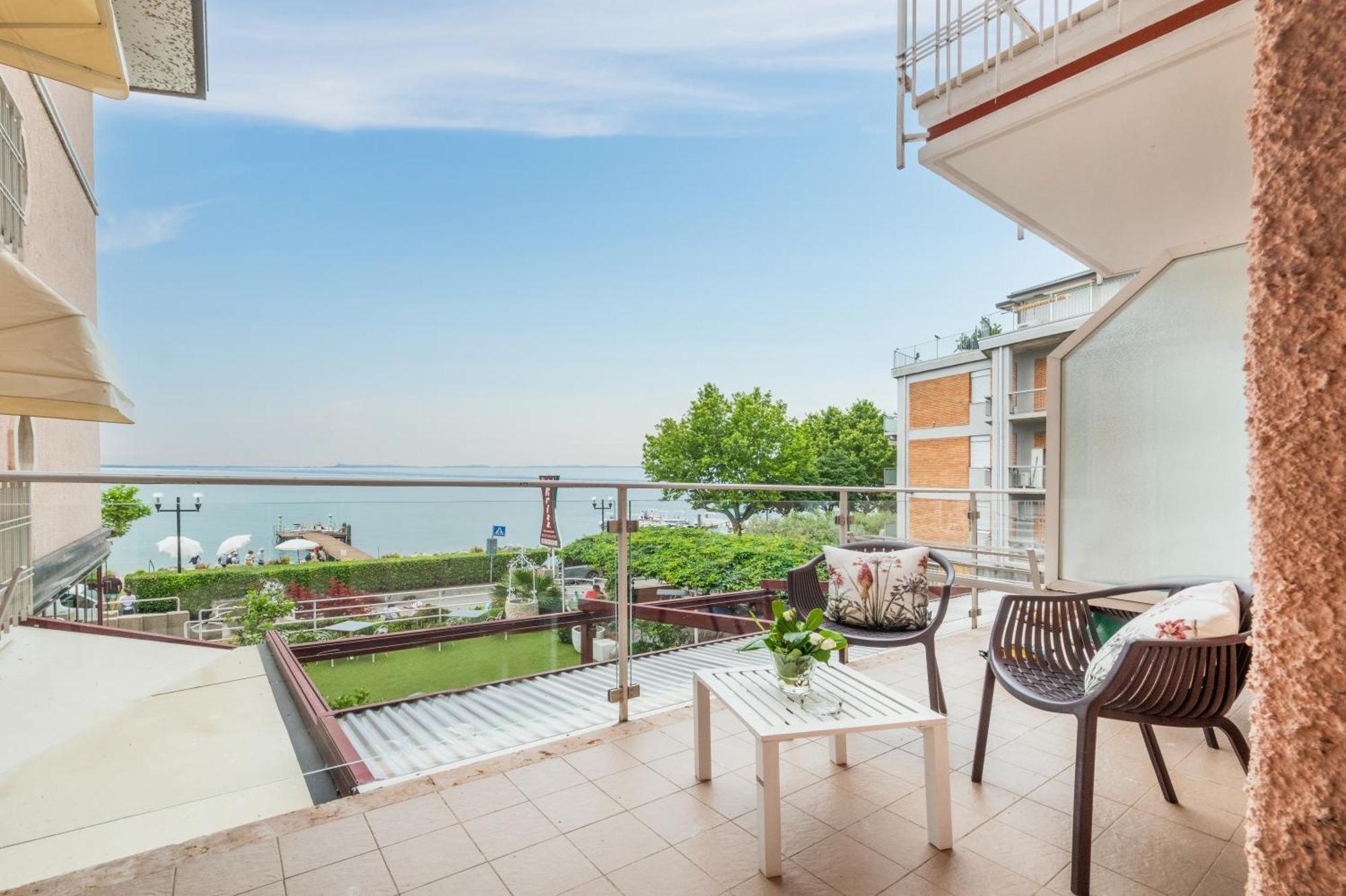 Kriss Internazionale Hotel Bardolino Ngoại thất bức ảnh
