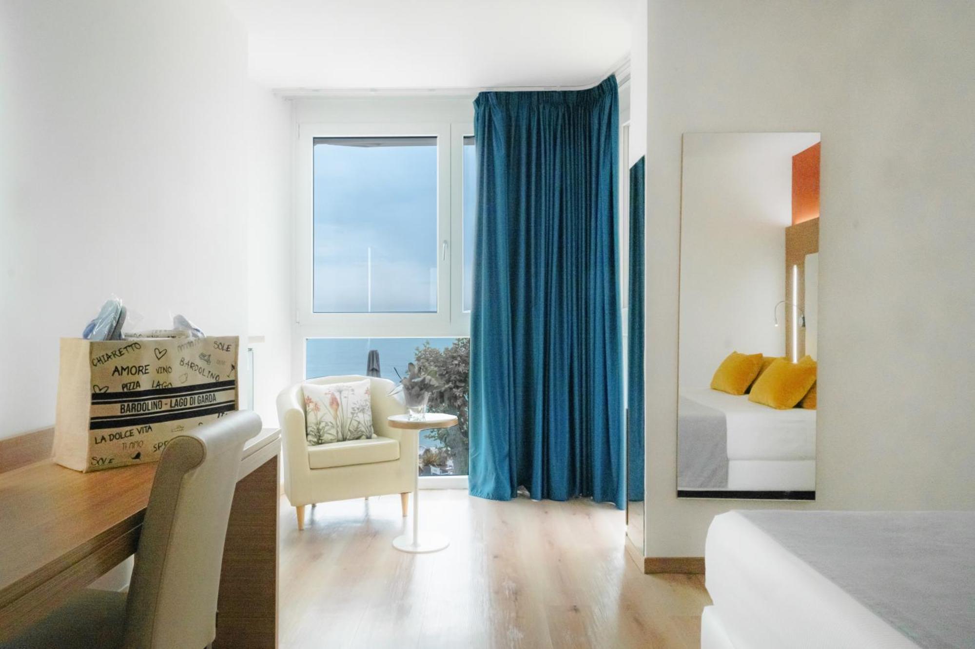 Kriss Internazionale Hotel Bardolino Ngoại thất bức ảnh