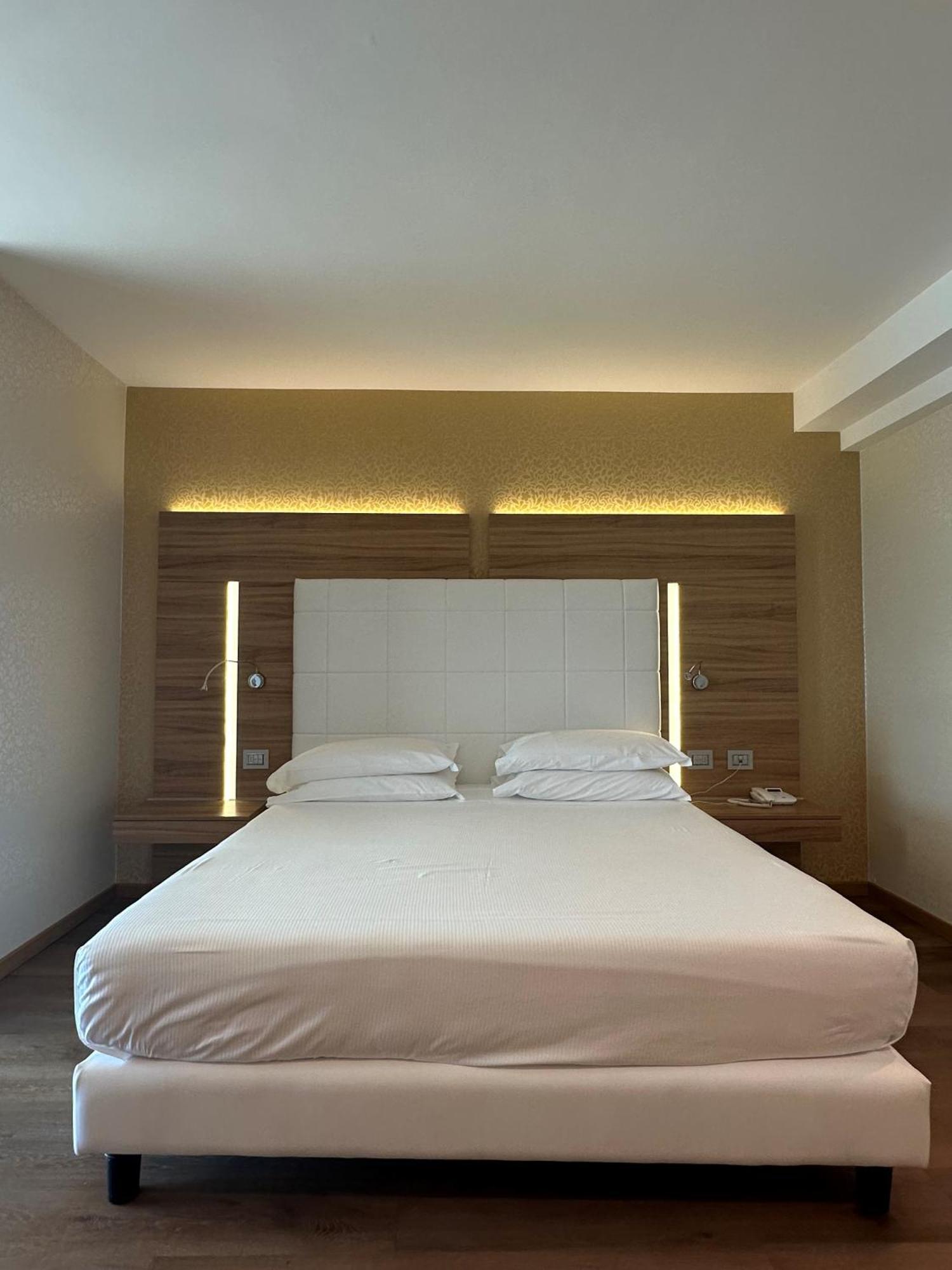 Kriss Internazionale Hotel Bardolino Ngoại thất bức ảnh