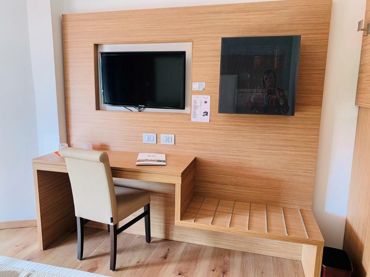 Kriss Internazionale Hotel Bardolino Ngoại thất bức ảnh